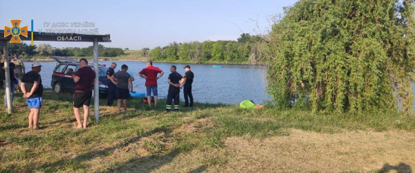 На Кіровоградщині авто злетіло у ставок: загинула жінка і дитина