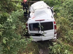 У Кропивницькому через яму на дорозі мікроавтобус злетів у кювет (ФОТО)