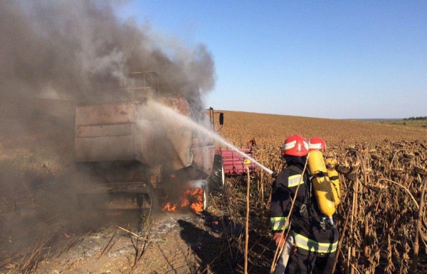 Жнива на Кіровоградщині: пожежники гасили комбайн, який спалахнув посеред поля (ФОТО)