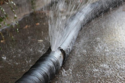 Провалився по пояс: у Кропивницькому ігнорують порив водопроводу (ВІДЕО)