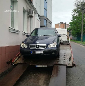 У Кропивницькому зухвалий водій іномарки припаркувався на пішохідному переході (ФОТО)