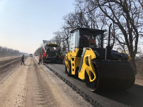 Жителям Кіровоградщини показали, як ремонтують дорогу на Миколаїв (ФОТО)