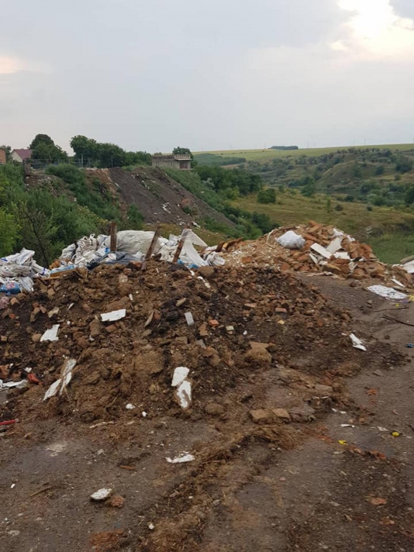 «Бізнес» у Кропивницькому: двоє братів облаштували платне сміттєзвалище біля річки (ФОТО)