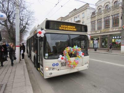 Шлюб посеред вулиці та &quot;тролейбусне кохання&quot; у Кропивницькому. ФОТО