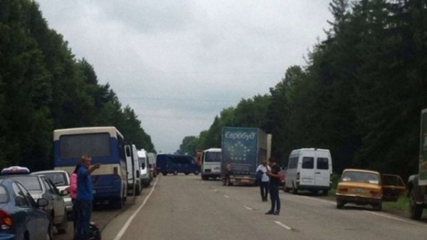 На Кіровоградщині обурені селяни заблокували дорогу державного значення (ВІДЕО)