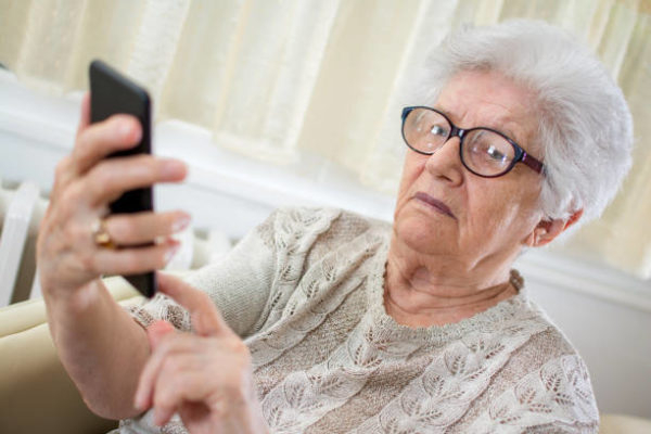 Вакциновані пенсіонери отримають безкоштовні смартфони