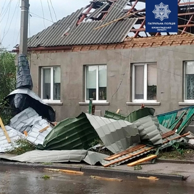 Патрульні допомагають долати наслідки буревію в Кропивницькому (ФОТО)