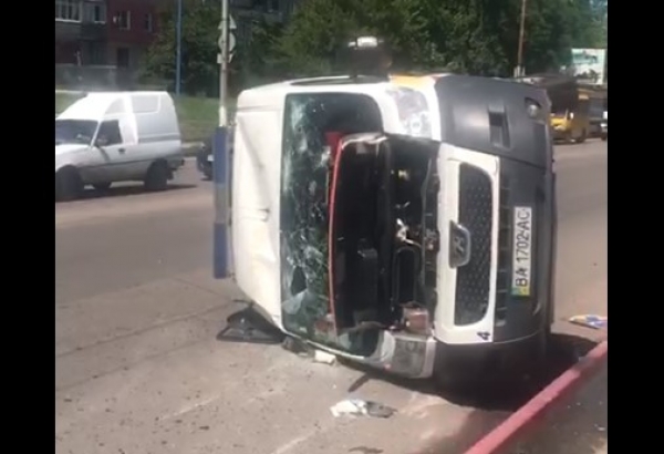 ДТП у Кропивницькому: автомобіль швидкої допомоги зіштовхнувся з легковиком (ВІДЕО)