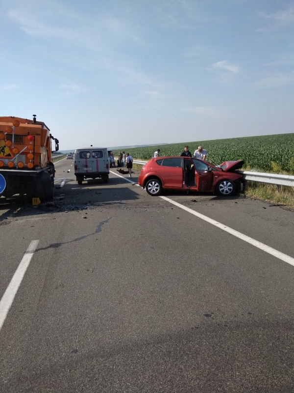 ДТП на Кіровоградщині: водій іномарки на швидкості влетів у вантажівку і загинув на місці (ФОТО)