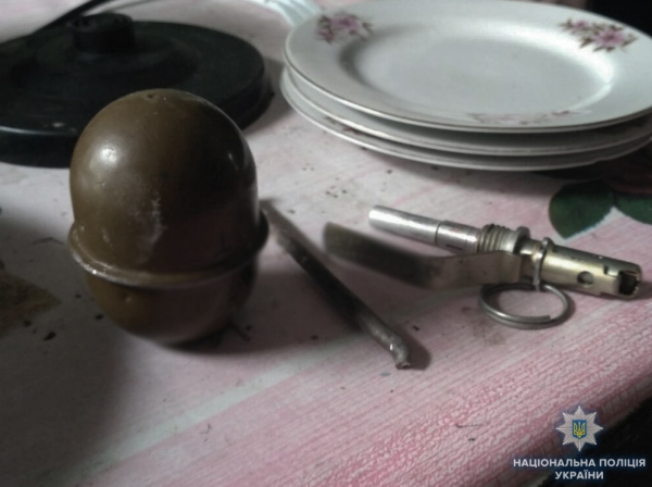 На Кіровоградщині чоловік у кухонній шафі зберігав гранату. ФОТО