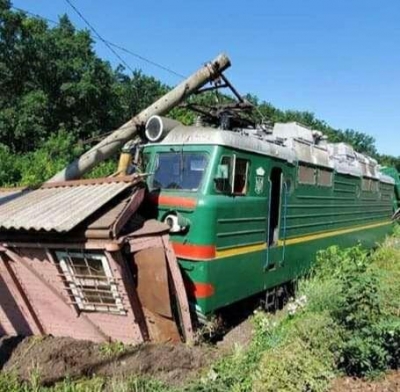 На Кіровоградщині електровоз зійшов з колії та зруйнував службову будівлю