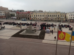 Під час флешмобу у Кропивницькому школярі утворили велетенський напис «Небесна Сотня» (ФОТО)