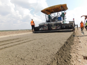 Дорожники бетонують аварійну трасу «Кропивницький-Миколаїв» (ФОТО)