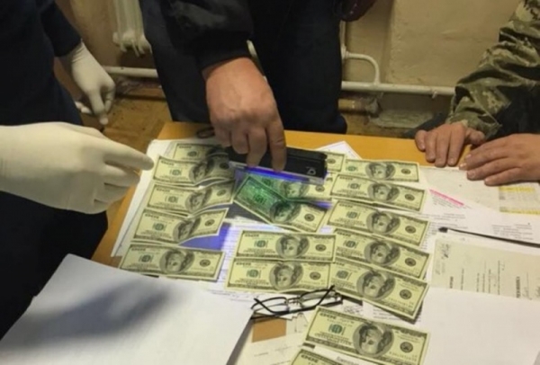 Майор поліції вимагав від фермера 20 тисяч доларів на Кіровоградщині