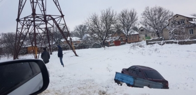 На Кіровоградщині «спланував» у кювет легковик з причепом (ФОТО)