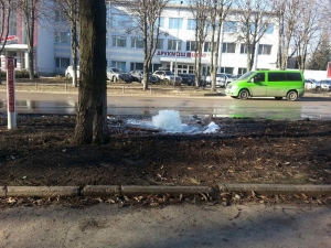 Третій за два дні: з-під землі у Кропивницького б’є потужний фонтан (ВІДЕО)