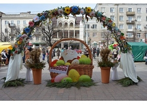 У Кропивницькому Великодні подарунки відправили в зону АТО. ФОТО