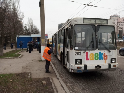 У Кропивницькому в переповненому пасажирами тролейбусі на ходу «стрельнула» подушка (ФОТО)