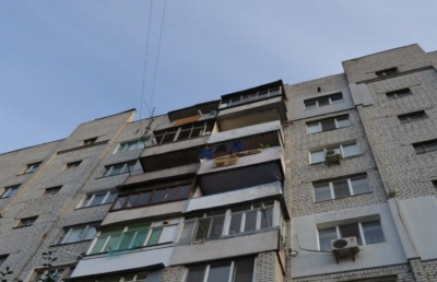 Жителі багатоповерхівки у Кропивницькому через тріщину щодня ризикують життям (ВІДЕО)