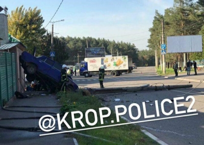 У Кропивницькому авто влетіло в будинок та знесло стовп