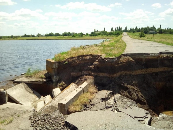 На Кіровоградщині негода зруйнувала важливу дорогу: ремонт досі не розпочався (ФОТО)