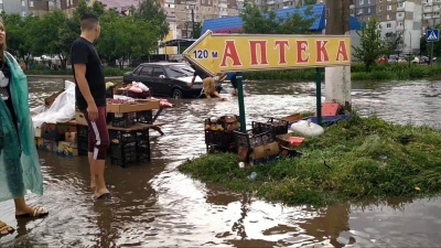 Затоплений під&#039;їзд та дорога: наслідки зливи у Кропивницькому