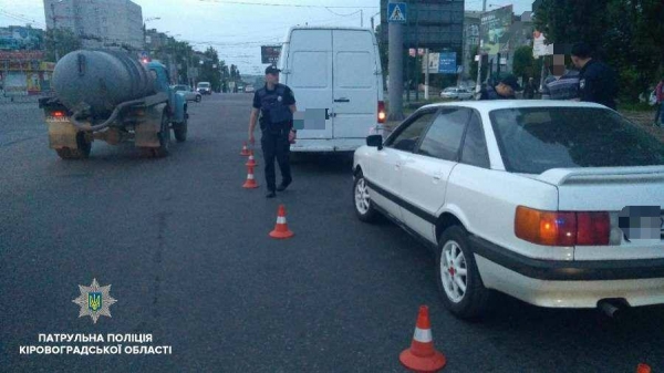 Кропивницькі поліцейські вибили вікно у автівці п&#039;яного водія. ФОТО