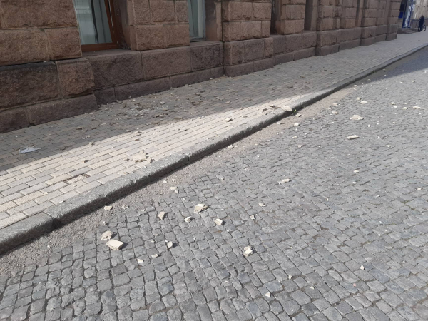 У центрі Кропивницького з будівлі ОДА посипалась плитка прямо на перехожих (ВІДЕО)