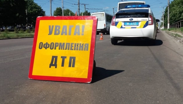 У Кропивницькому вантажівка поїхала на червоний та влетіла у поліцейську машину, двох патрульних госпіталізували
