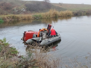 На Кіровоградщині дістали втоплений автомобіль разом з водієм