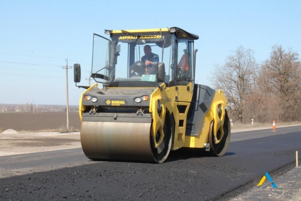 Дорогу на Миколаїв ремонтують вирівнюючим асфальтобетоном (ФОТО)