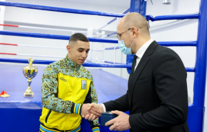 У Кропивницькому прем&#039;єр-міністр України вручив подарунок чемпіону Європи з боксу