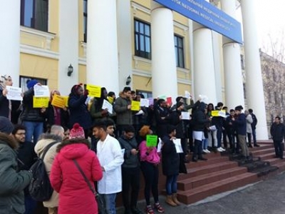 У Кропивницькому мітингують іноземні студенти, яких змушують двічі заплатити за навчання (ФОТО, ВІДЕО)