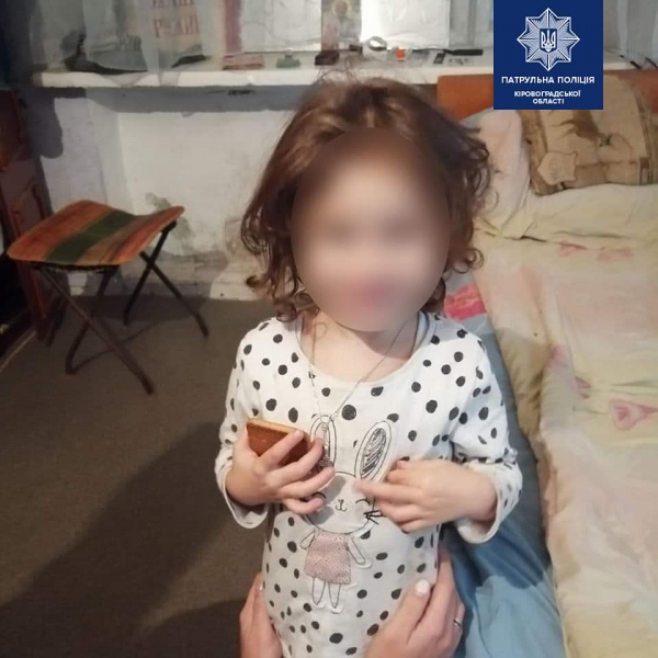 У Кропивницькому дівчинку без батьків виявили в під&#039;їзді серед ночі