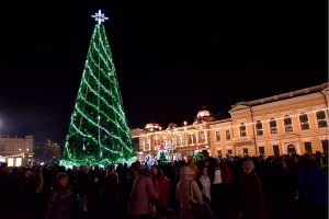 Ялинка у Кропивницькому претендує на лаври найгарнішої в Україні (ФОТО)