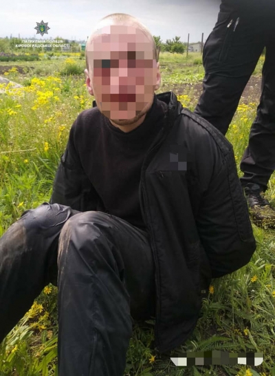 У Кропивницькому озброєний двома ножами чоловік напав на випадкового перехожого (ФОТО)