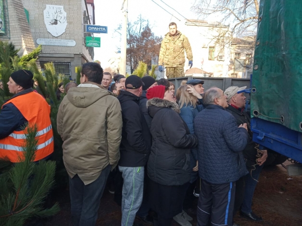 Ажіотаж у Кропивницькому: ялинки на ярмарку розмели за декілька хвилин (ФОТО)