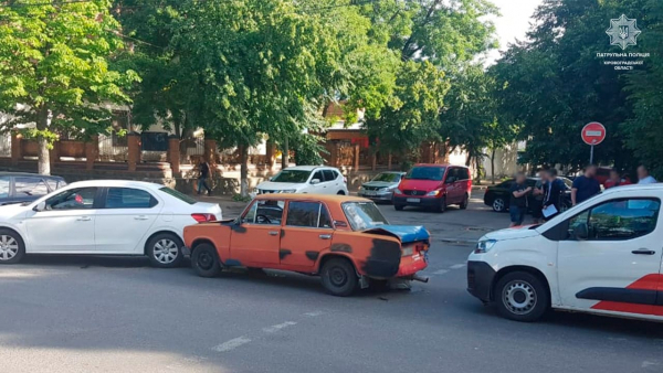 У Кропивницькому сталася ДТП за участю одразу трьох автівок