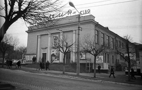 У Кропивницькому легендарний кінотеатр хочуть перетворити  на скандальний магазин