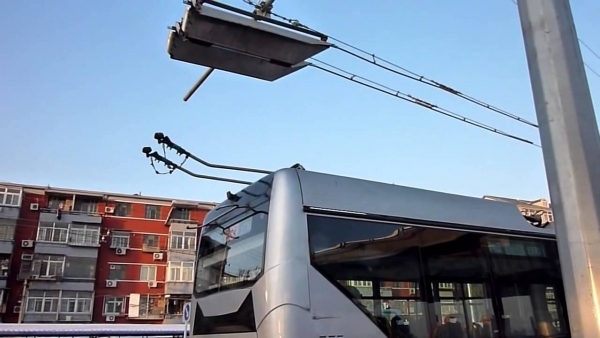 У Кропивницькому «башмак» тролейбуса пошкодив престижну іномарку (ФОТО)