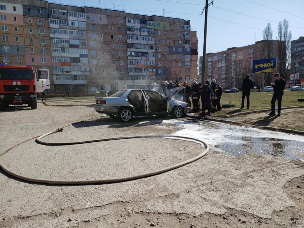 У Кропивницькому під супермаркетом спалахнув автомобіль (ВІДЕО)