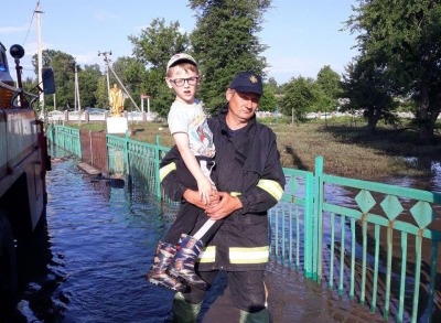 На Кіровоградщині десятки рятувальників ліквідують наслідки негоди (ФОТО)