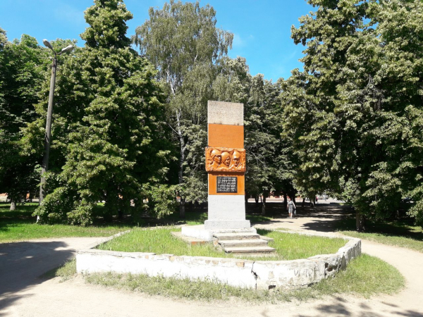 В місті на Кіровоградщині приберуть одразу 5 радянських пам&#039;ятників