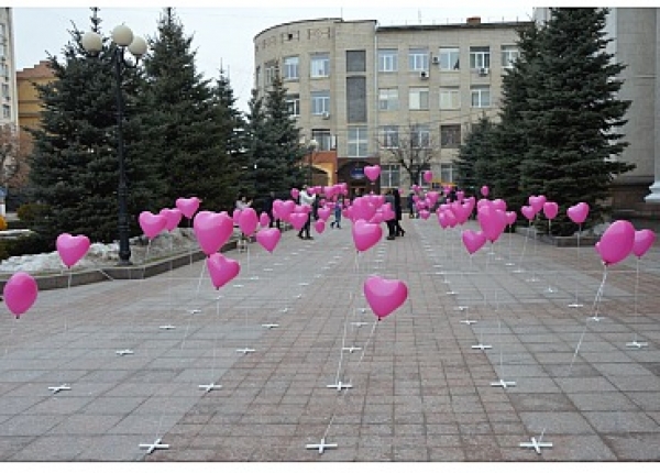 У день закоханих у центрі Кропивницького з’явилася романтична інсталяція (ФОТО)
