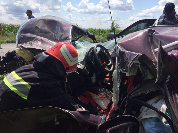 ДТП на Кіровоградщині: рятувальники діставали загиблу жінку із розбитого авто (ФОТО)