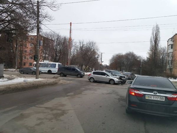 На жвавому перехресті Кропивницького зіткнулися іномарки (ФОТО)