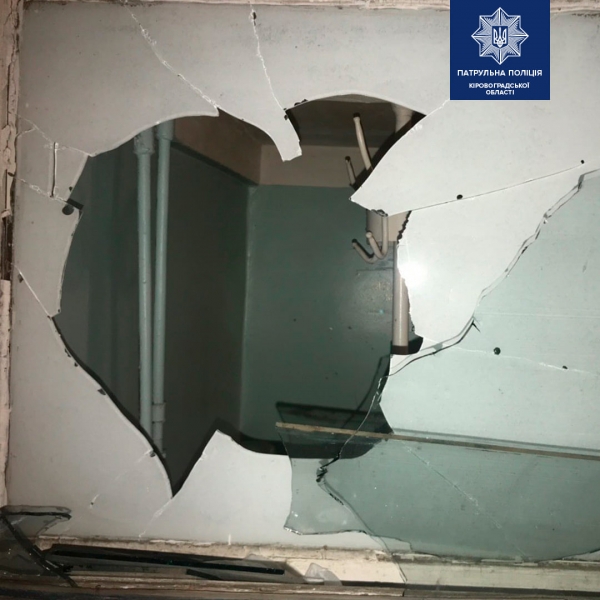 У Кропивницькому чоловік розбив вікно лікарні