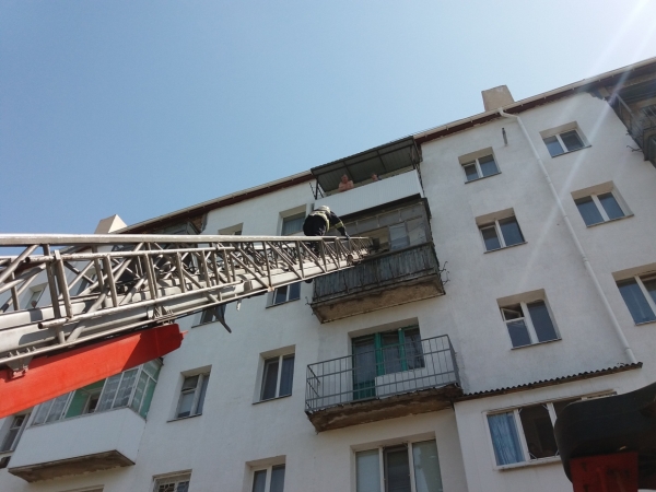 На Кіровоградщині з пастки на 4 поверсі врятували літню жінку