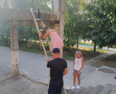 Дівчинка не могла спуститись з бетонної конструкції на Кіровоградщині