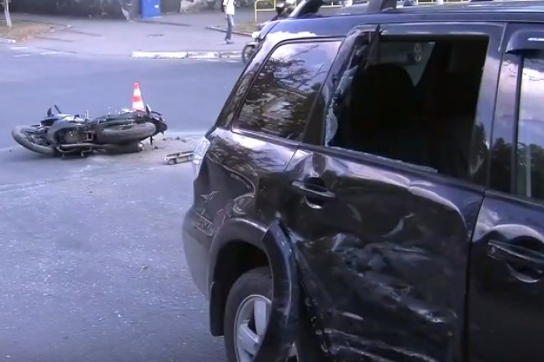 На Кіровоградщині зіткнулися позашляховик і мотоцикл: постраждалих забрала карета швидкої (ВІДЕО)